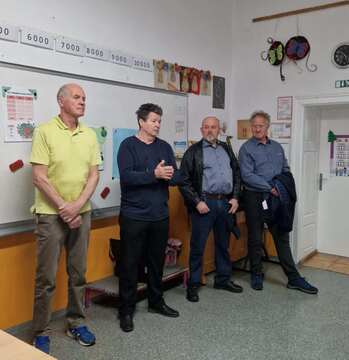 Čebelarji na obisku v podružnični šoli Kotlje  (5)